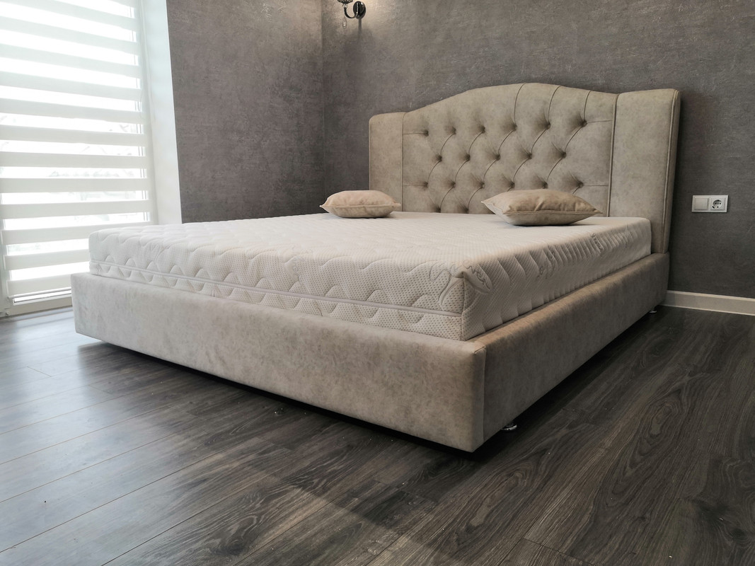 Кровать с тройным изголовье