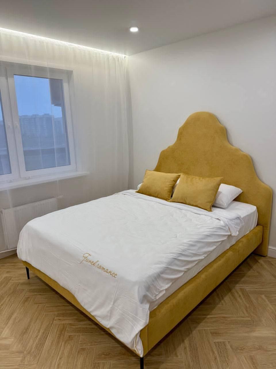 Кровать с высоким, фигурным изголовьем