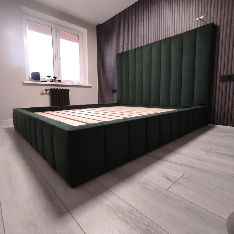 Кровать с высоким изголовьем