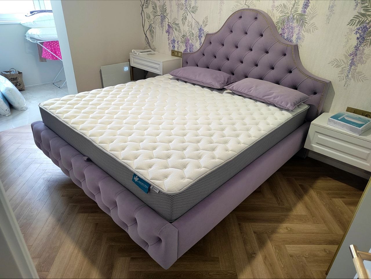 Кровать капитоне с фигурным изголовьем, парящая